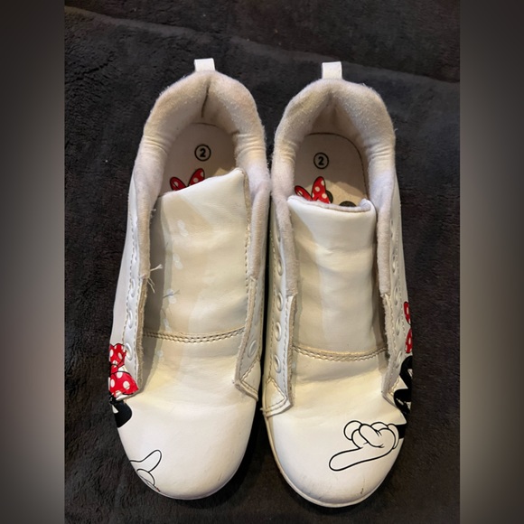 Disney GroundUp Minnie Mouse Sneakers White w/Black name/White gloves/Red bows - Picture 5 of 7